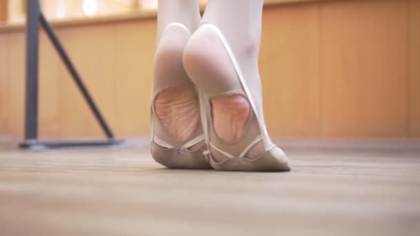 Ballet dancers feet, training in studio — Stock Video