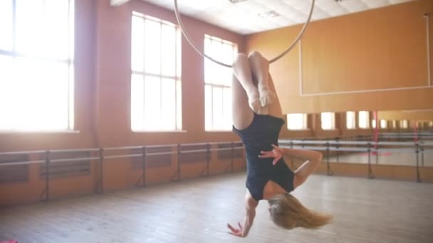Приваблива дівчина-гімнастка, що кружляє на повітряному кільці — стокове відео