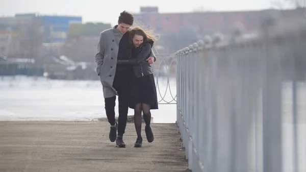 Młody kaukaski mężczyzna i kobieta spaceru przytulił w pochmurny dzień — Zdjęcie stockowe