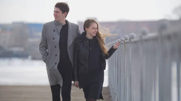 Felice amore coppia insieme a piedi vicino alla riva del fiume — Foto Stock