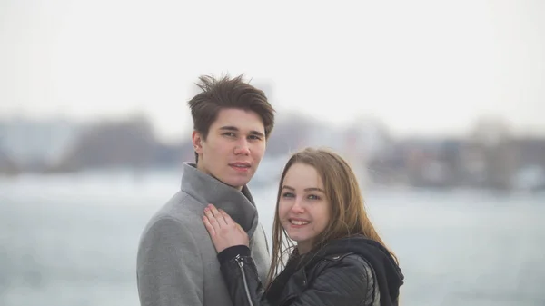 Молода біла пара кохання на березі річки — стокове фото