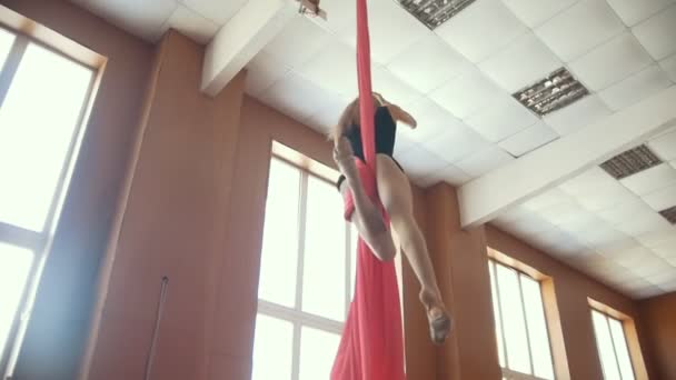 Chica joven acróbata muestra flexibilidad en tela gimnástica, cámara lenta — Vídeos de Stock