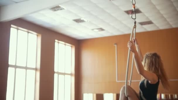 Young ballerina twirling on the aerial hoop in studio — Stock Video