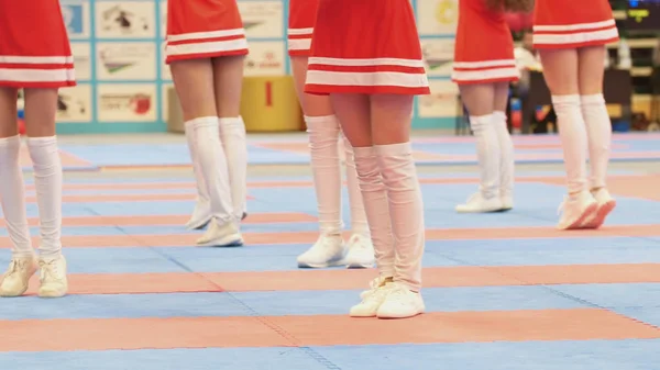 Gambe di cheerleader danzanti al tornament karate — Foto Stock