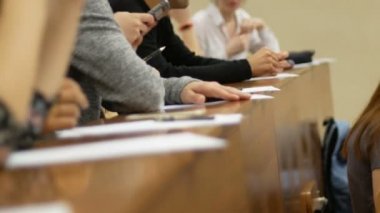 Öğrencilerin dinleme konferans veya sunum, atölye, oditoryum - sınıf - notlar ve kalemler ana