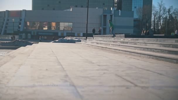 Skateboarder άλμα κάτω από τις σκάλες σε δρόμο της πόλης — Αρχείο Βίντεο