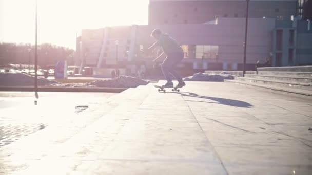 Joven patinador saltando por las escaleras al aire libre en un día soleado — Vídeo de stock