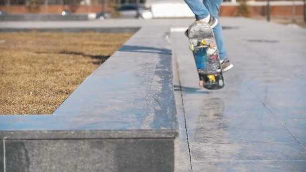 Skateboarder sautant à la rampe sur la planche — Video