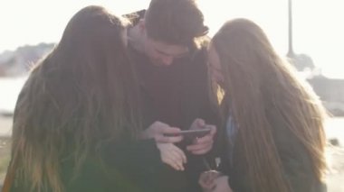 Fotoğrafları izlerken ve having fun açık havada genç arkadaşlar