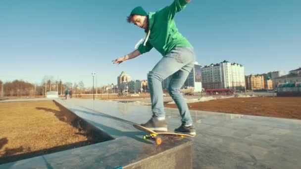 Adult skateboarder doing tricks outdoors in sunny day — Stock Video