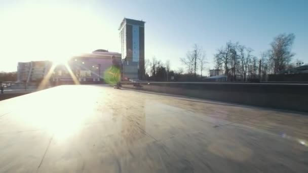 Skateboarder estremo che salta sulla rampa della strada al tramonto — Video Stock