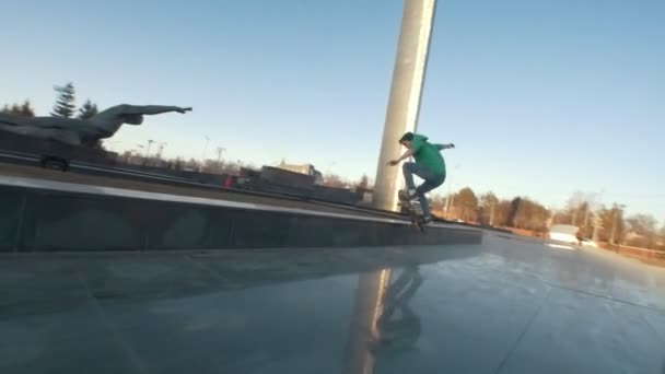 Skateboarder faz truques extremos na rampa ao ar livre ao pôr do sol — Vídeo de Stock