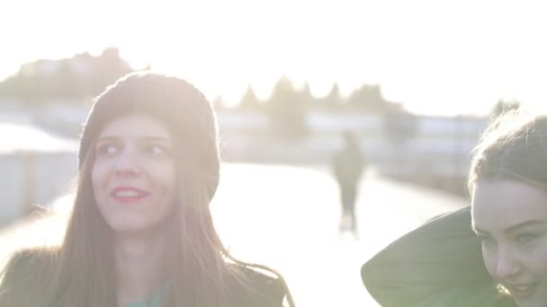 Tres jóvenes amigos hablando al atardecer al aire libre — Vídeo de stock