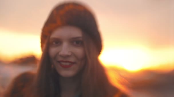 Retrato de mujer joven sonriendo con labios rojos al atardecer, cámara lenta — Vídeos de Stock