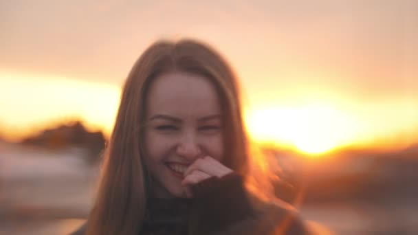 Retrato de una joven feliz sonriendo al atardecer — Vídeo de stock