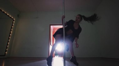 Bir kutup dans dar giysili uzun saçlı kadın