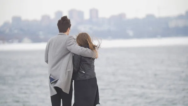 Jeune couple assis sur la jetée au-dessus de la rivière admirant la nature — Photo