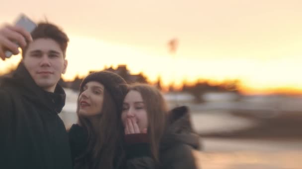 Trzech znajomych robi selfie na spacer o zachodzie słońca — Wideo stockowe