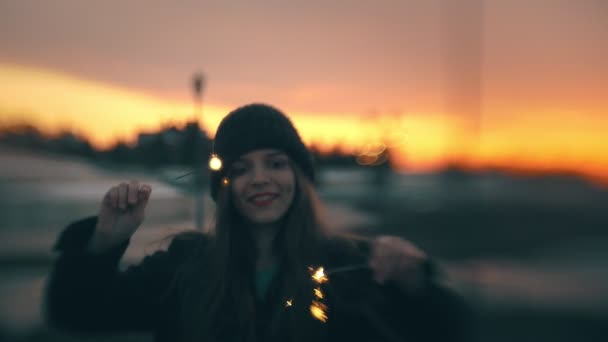 Feliz joven mujer divirtiéndose con chispeante en el hermoso atardecer — Vídeos de Stock