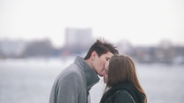 Ευτυχισμένη αγάπη ζευγάρι φιλιέται στο φόντο του ποταμού — Αρχείο Βίντεο