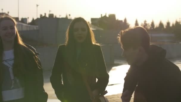 Jovens amigos felizes cantando com a guitarra e se divertindo ao pôr do sol — Vídeo de Stock