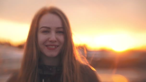 Retrato de mujer joven caucásica rubia al atardecer — Vídeo de stock