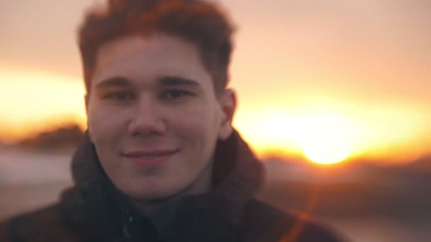 Ritratto di giovane uomo attraente che sorride al tramonto — Video Stock