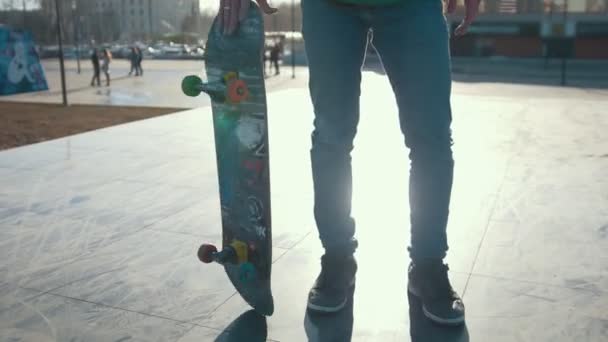 Jovem em seu skate ao ar livre em dia ensolarado — Vídeo de Stock