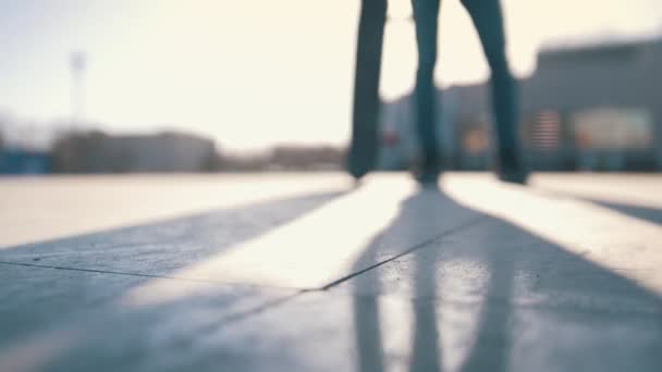 Skateboarder starts ride on skateboard from ramp in sunny day — Stock Video