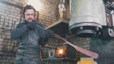 Atölyede çalışan zanaat adam nalbant