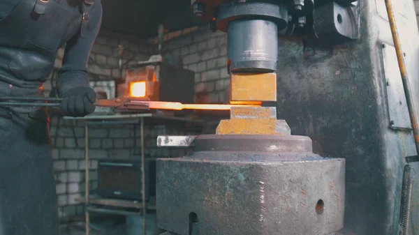 自動ハンマーのアンビル、極端なクローズ アップで熱した鉄を鍛造鍛冶屋 — ストック写真