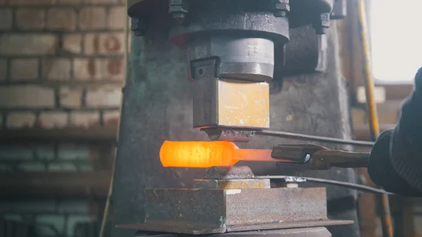 Schmied mit Hammer in Schmiede schafft Stahlmesser — Stockfoto