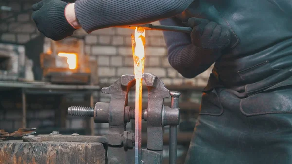 Fabbro muscolare in forgiatura prodotti di acciaio martellante — Foto Stock