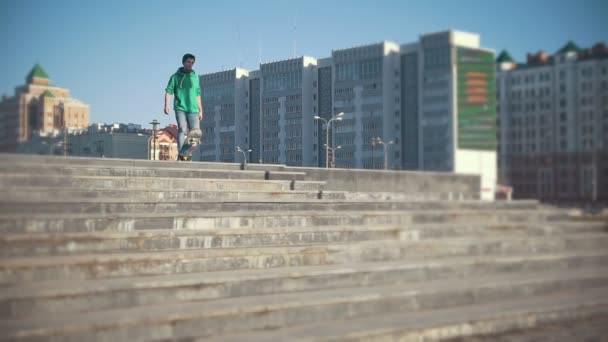 Jeune homme en bas des escaliers avec planche à roulettes — Video