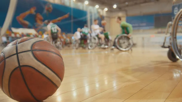 Bola de basquete durante o treinamento para atletas deficientes em cadeira de rodas — Fotografia de Stock