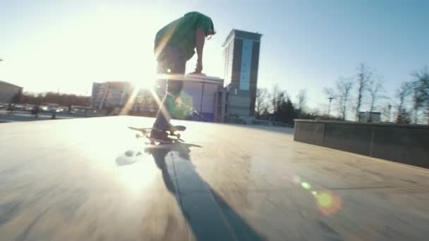 Jovem montando no skate na rua da cidade — Vídeo de Stock