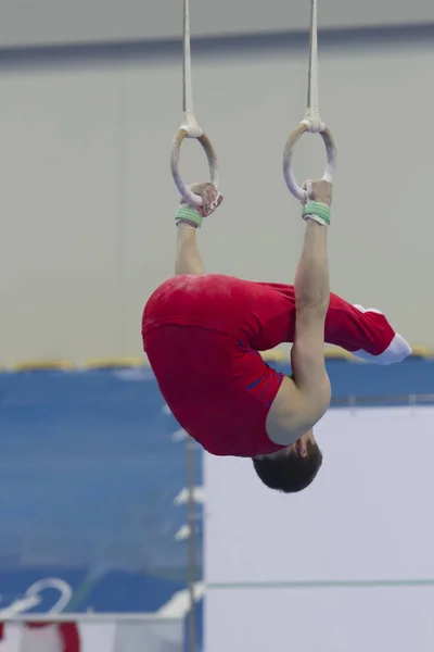 Atletik adam rekabette jimnastik halkaları ile performans — Stok fotoğraf