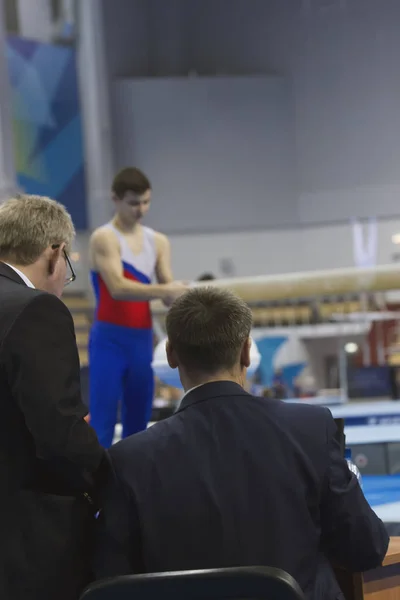 Les jeunes gymnastes se préparent devant le juge à la compétition — Photo