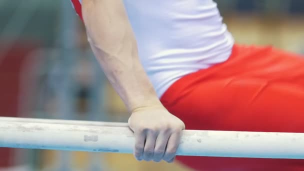 Muscular man performing on the bar at the championship — Stock Video