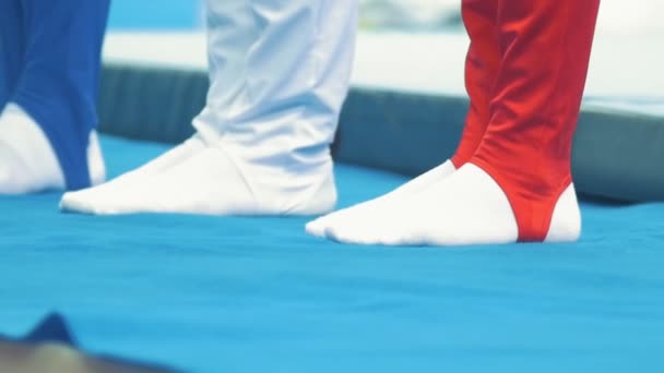 Nohy z mužských particapants Tělocvičné mistrovství — Stock video