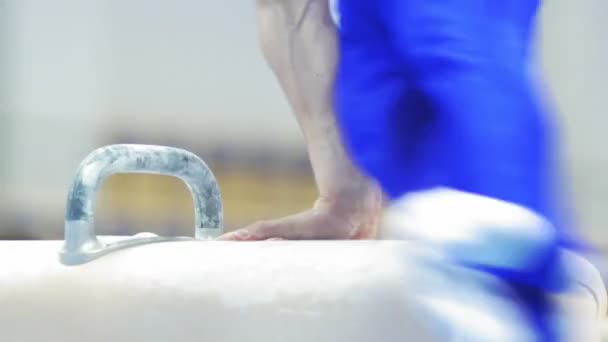 Чоловік гімнаст, який виступає на коні помпезного — стокове відео