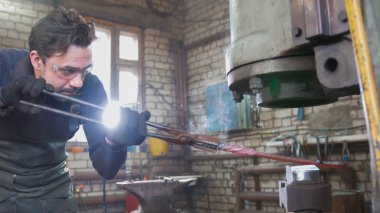 Atölye bir çekiç ile usta demirci