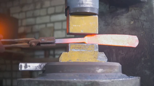 Automatisches Hämmern - Schmied schmiedet rotglühendes Eisen auf Amboss, extreme Nahaufnahme — Stockfoto