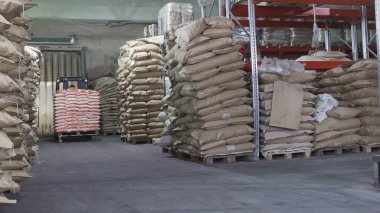 Kırmızı yükleyici palet kutuları endüstriyel ambar taşıma