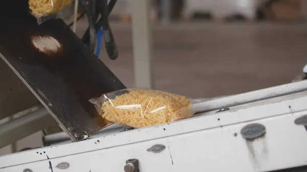 Macarrones envasados en una línea de producción en una fábrica de pasta — Foto de Stock