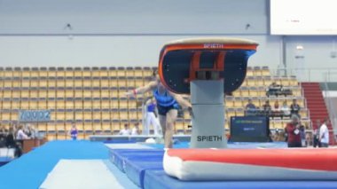 Kazan, Rusya - 18 Nisan 2018: Şampiyonası'nda bir sıçrama gerçekleştirmek genç adam jimnastikçi