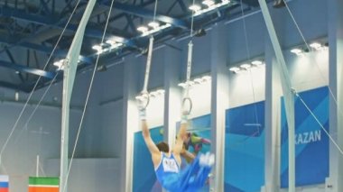 Kazan, Rusya Federasyonu - 18 Nisan 2018: Genç erkek jimnastikçi jimnastik Yüzüklerin üzerinde gerçekleştirir