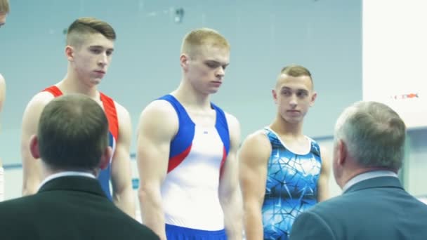 Kazan, Rusko - 18 dubna 2018: Šampionát sportovní gymnastiku - sportovec účastníků a soudci na Tělocvičné mistrovství — Stock video