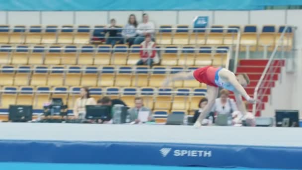 Kazan, Rusko - 18 dubna 2018: Šampionát sportovní gymnastika - muži cvičenci na stadionu na šampionátu — Stock video