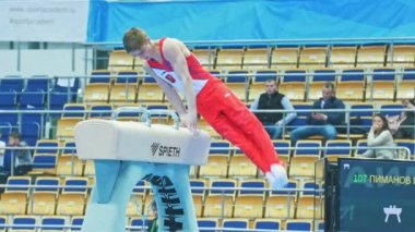 Kazan, Rusya - 18 Nisan 2018: Tüm Rus Jimnastik Şampiyonası - Kulplu beygir üzerinde performans genç erkek atlet